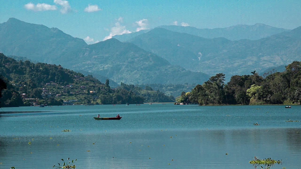 अस्ताउँदै गरेको सूर्यसँगै देखिएको फेवातालको दृश्य (फोटो फिचर)