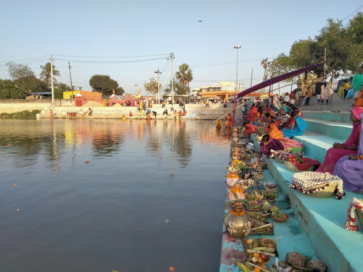 चैती छठः अस्ताउँदो सूर्यलाई अर्घ चढाइयो