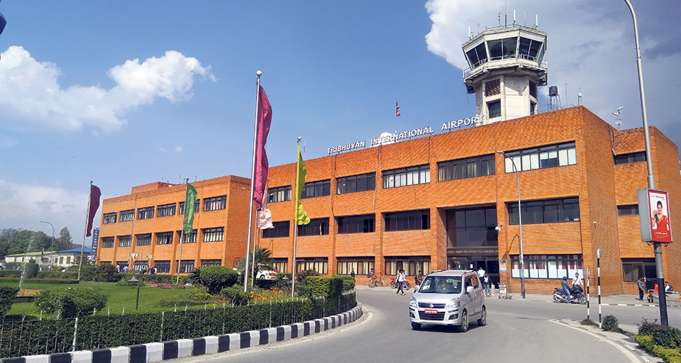 सेवा ठप्प पार्ने चेतावनी दिँदै विमानस्थल भन्सारका कर्मचारीले गरे आन्दोलन घोषणा