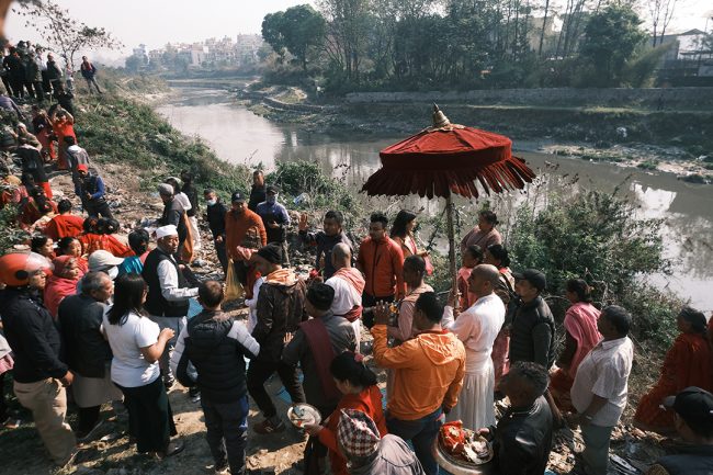 चैते दशैंमा ‘चोभाक्य म्वल्हु’ जात्रा मनाउन नखु दोभानमा भक्तजनको भीड (फोटो फिचर)