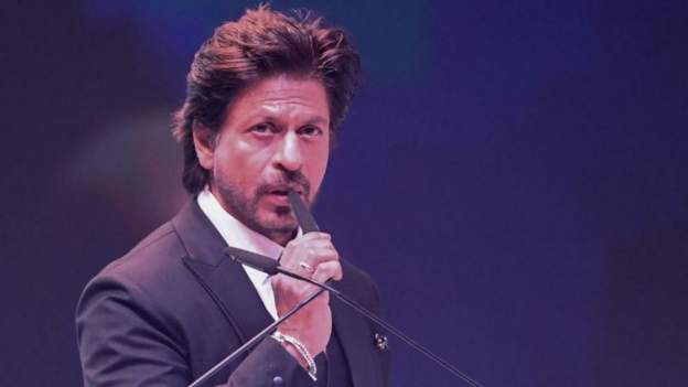 दुई युवा शाहरुख खानको बंगलाको मेकअप रुममा आठ घण्टा लुकेर बसेका थिए