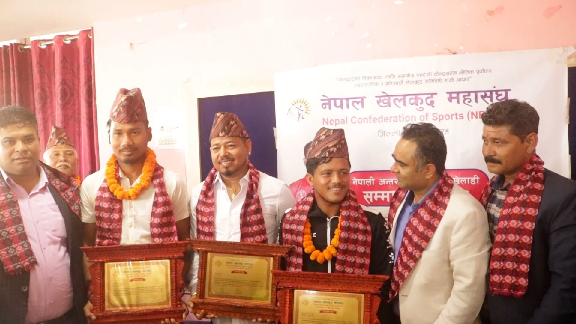 क्रिकेटर राजवंशी र कँडेललाई नगदसहित सम्मान {भिडियो}