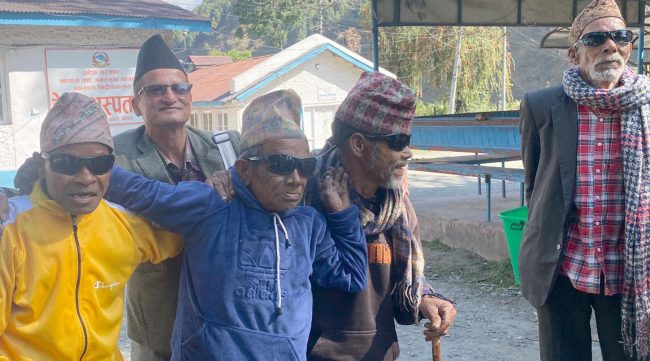 दृष्टि पाएपछि वृद्धवृद्धा दङ्ग, चिकित्सकसँगै गीत गाएर नाचे