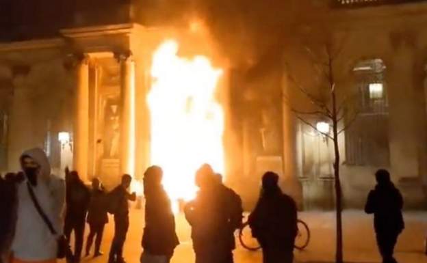 फ्रान्समा पेन्सनको उमेर बढाएको विरोधमा भएको प्रदर्शनमा आगजनी