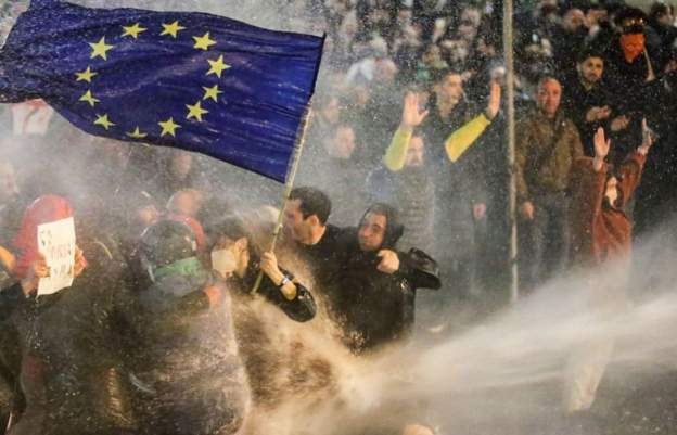 जर्जियामा विवादास्पद कानूनको विरोधमा प्रदर्शन चर्कियो, प्रदर्शनकारी र प्रहरीबीच झडप