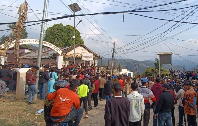 मतपेटिका तोडफोड भएपछि डोटीमा नेविसंघले गर्‍यो जिल्ला प्रशासन कार्यालय घेराउ