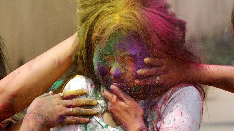 होलीमा जापानी युवतीसँग दुर्व्यवहार गरेको भिडियो भाइरल, प्रहरीले गर्‍यो कारबाही