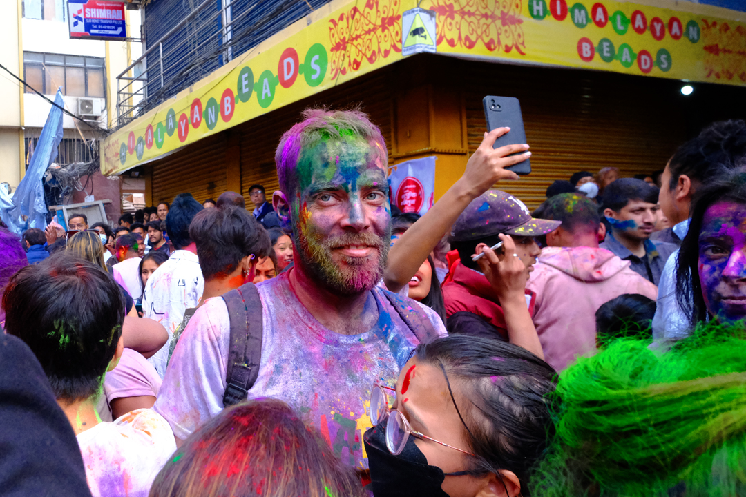 पर्यटकीय राजधानी पोखरामा विदेशी पर्यटकले मनाए होली