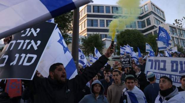 इजरायलमा विरोधको बीच सत्ता साझेदार पार्टीले भन्यो – न्यायिक प्रणालीमा परिवर्तन अर्को महिनासम्म स्थगित