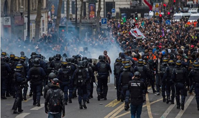 पेरिसमा प्रदर्शन हिसांत्मक बनेपछि बेलायती राजारानीको फ्रान्स भ्रमण स्थगित