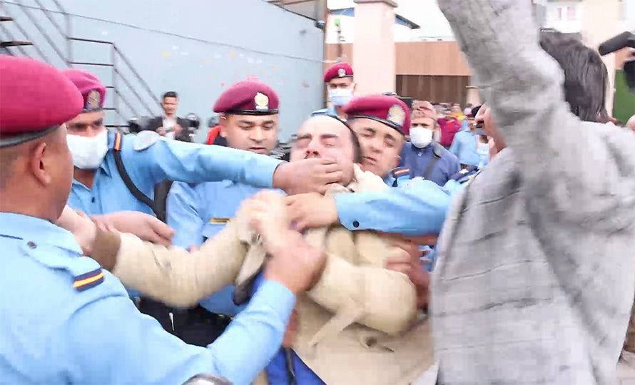 प्रधानमन्त्रीविरुद्ध नाराबाजी गर्ने तीन जना जेल चलान