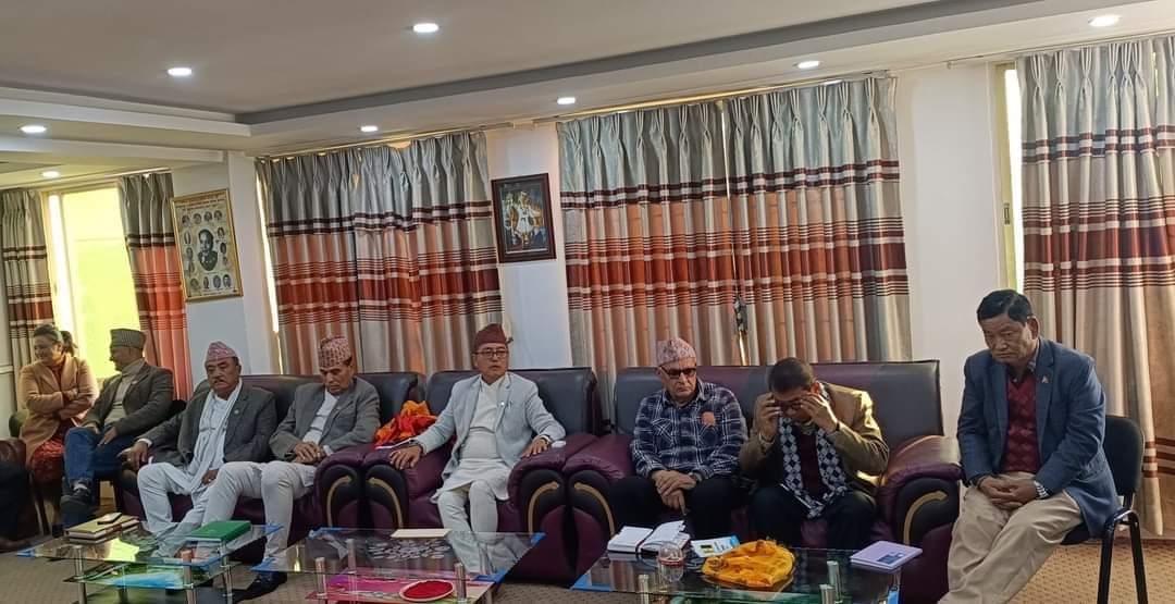 राप्रपाले भ्रष्टाचारविरुद्ध देशभरबाट प्रधानमन्त्रीलाई ज्ञापनपत्र बुझाउँदै