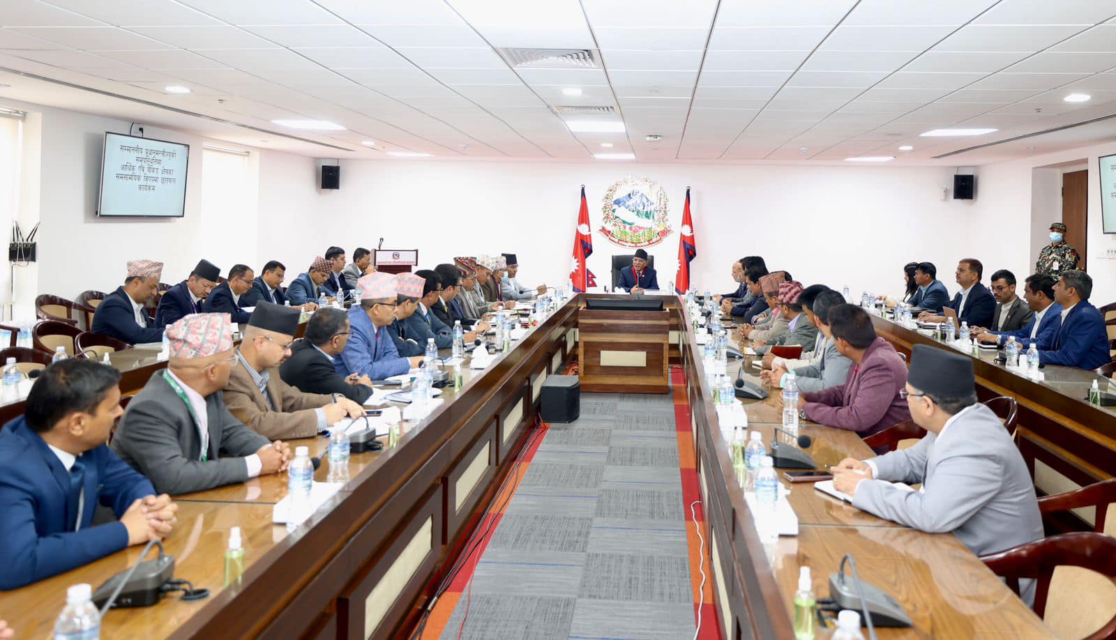 बैंकिङ क्षेत्रको समस्या समाधान गर्न प्रधानमन्त्रीले थाले छलफल