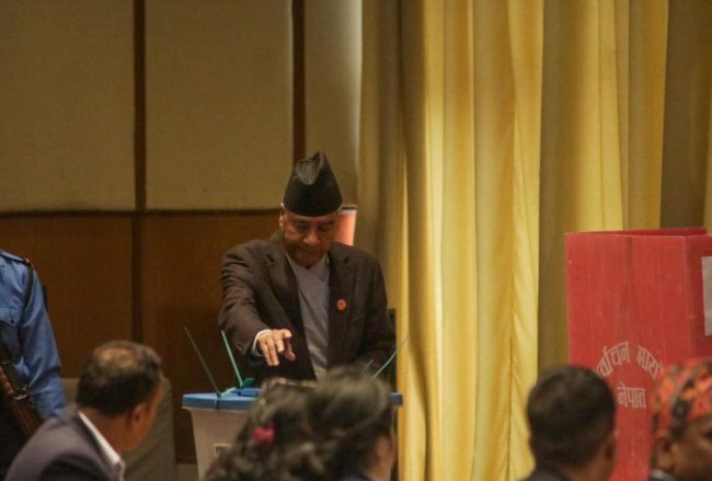पूर्वप्रधानमन्त्रीद्वय देउवा र नेपालद्वारा मतदान