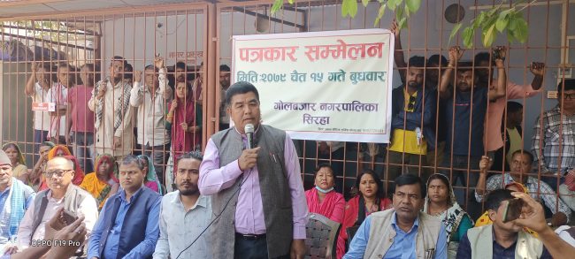 गोलबजारका मेयर श्रेष्ठ माथी मोबिल छ्याप्नेलाई कारबाही गर्न माग