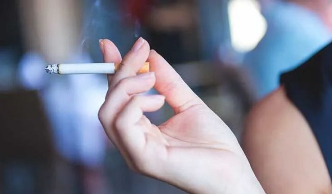 अफिसमा ४५०० पटक चुरोट पिउन गएपछि कर्मचारीलाई १४ लाख जरिवाना, तलब पनि कट्टा !