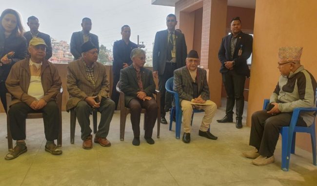 भ्रातृशोकमा परेका माधव नेपाललाई भेटेर ओलीले दिए समवेदना