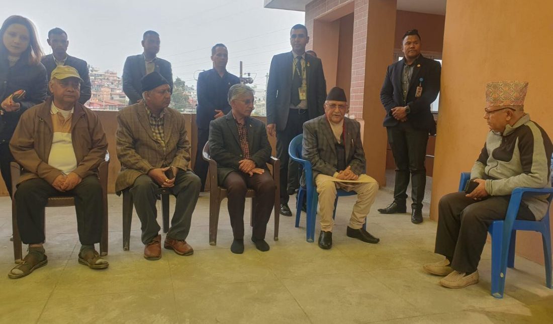 भ्रातृशोकमा परेका माधव नेपाललाई भेटेर ओलीले दिए समवेदना