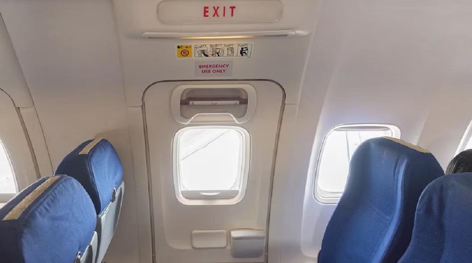 उडिरहेको विमानको आपतकालीन ढोका खोल्दै थिए एक व्यक्ति, त्यसपछि जे भयो…