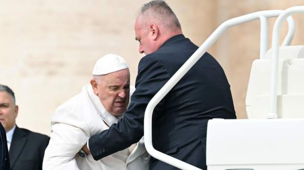 पोप फ्रान्सिसलाई सास फेर्न समस्या, अस्पताल भर्ना