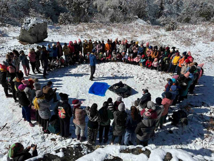 जुगल हिमालको फेदमा किशोरीलाई पर्वतारोहण तालिम