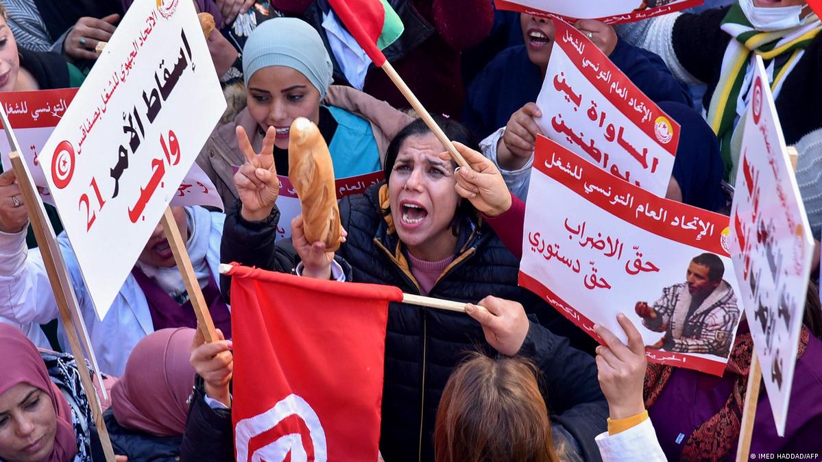 ट्युनिसियामा राष्ट्रपतिको कारबाहीपछि सयौँ आप्रवासीको भागभाग