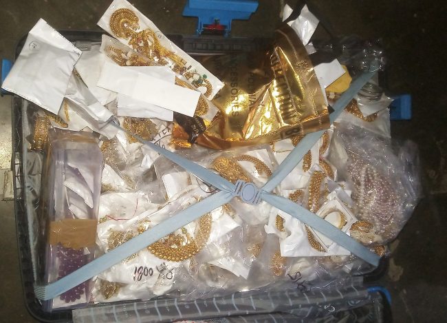 एक करोडभन्दा बढीको सुन र हीराका गहनासहित तीन जना पक्राउ