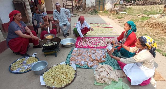 चिप्स उत्पादन गर्दै रामपुरका महिला