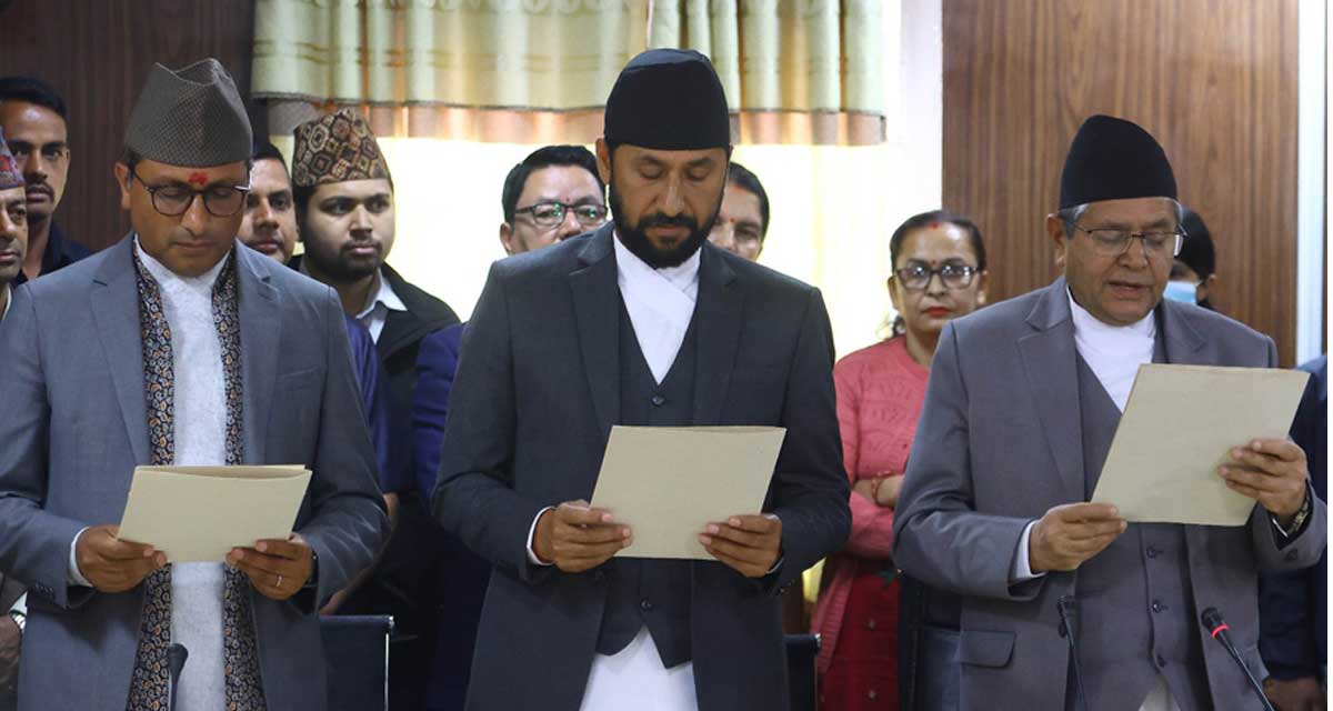 नवनिर्वाचित सांसदद्वय रवि लामिछाने र स्वर्णिम वाग्लेले लिए शपथ