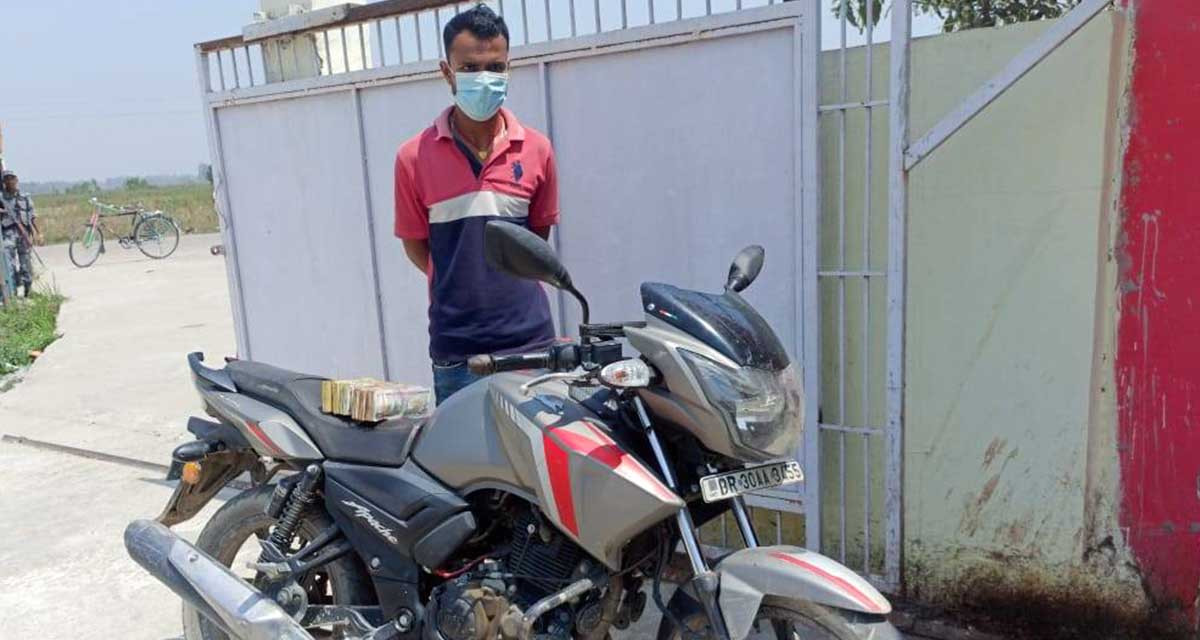 श्रोत नखुलेको नेपाली रुपैयाँसहित २७ वर्षिय युवक पक्राउ