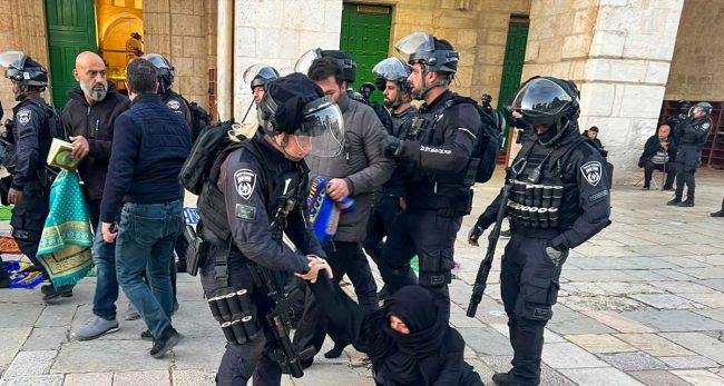 प्यालेस्टिनी मस्जिदमा इजरायली प्रहरीले छापा मारेपछि जेरुसेलम तनावग्रस्त