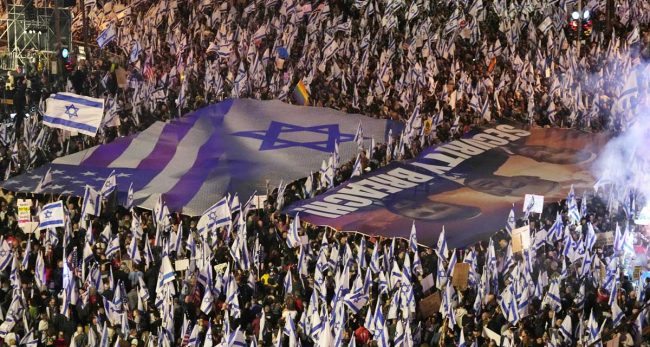 बिबादस्पद कानुनको विरोधमा इजरायलको तेलअभिभमा लाखौं मानिस सडकमा