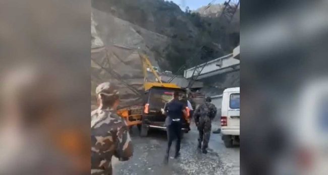 भारतीय कानुन मन्त्री रिजिजुको कार ट्रकमा ठोक्कियो