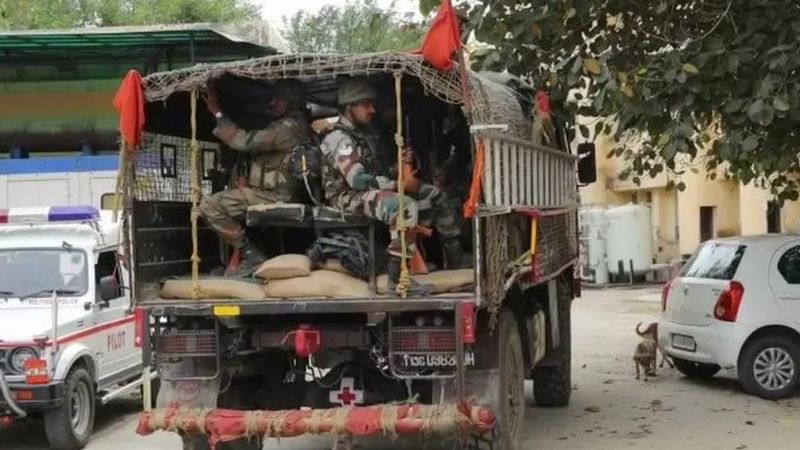 भारतीय सेनाको क्याम्पमा गोलीबारी : बन्चरो र राइफलधारी दुई मुखौटाधारीलाई खोज्दै प्रहरी