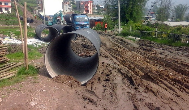 सुन्दरीजल-जोरपाटी मेलम्चीको पानी ल्याउन थप पाइप बिछ्याइँदै