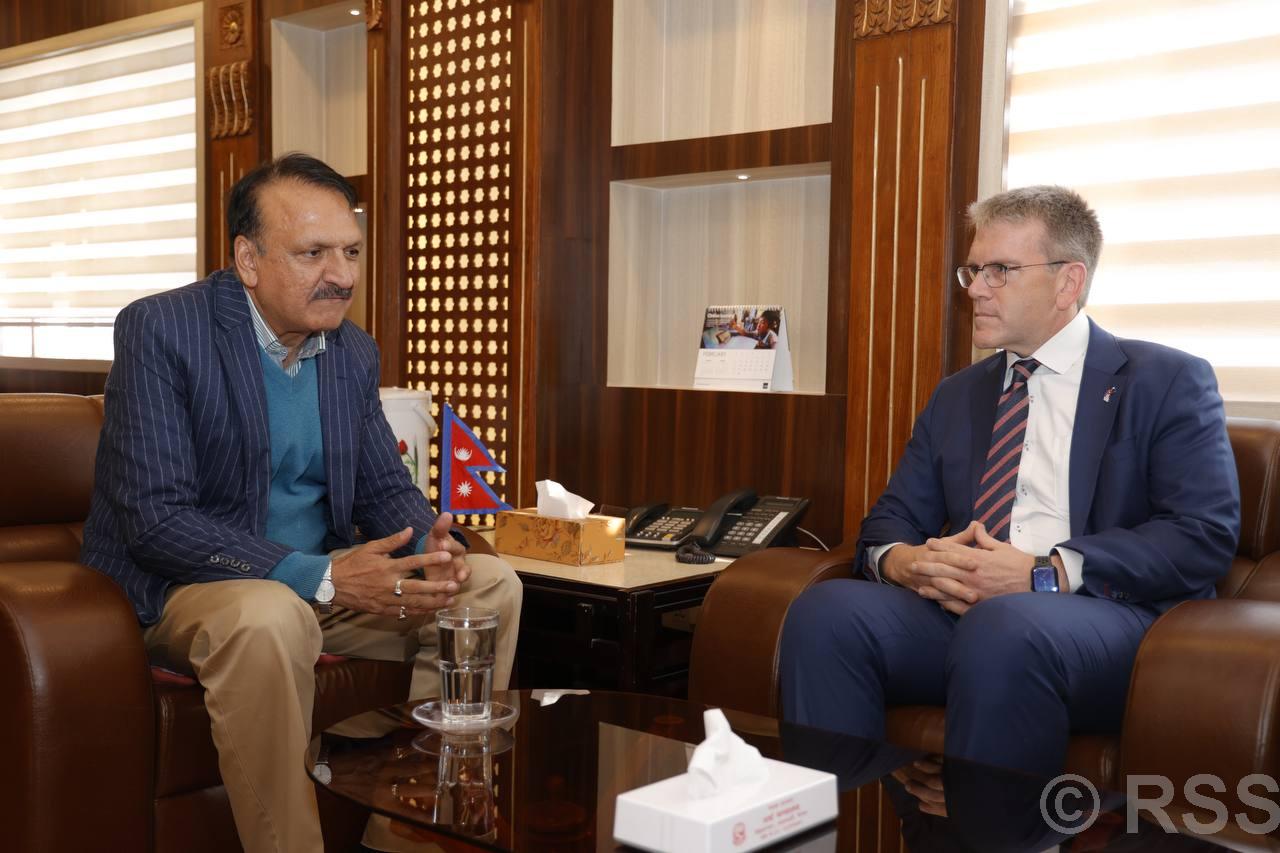 अर्थमन्त्री डा महतसँग अमेरिकी राजदूतको शिष्टाचार भेट