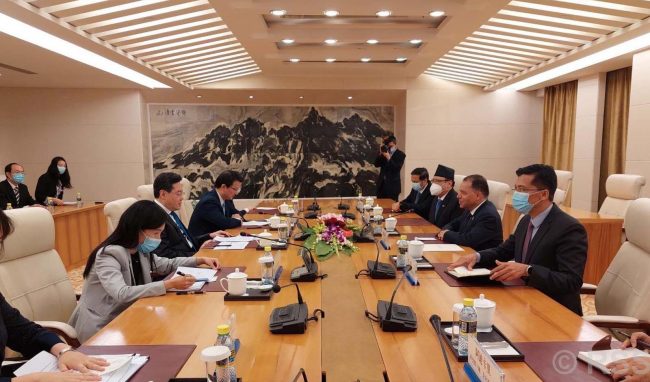 चिनियाँ परराष्ट्रमन्त्रीसँग परराष्ट्रसचिव पौड्यालको भेटवार्ता