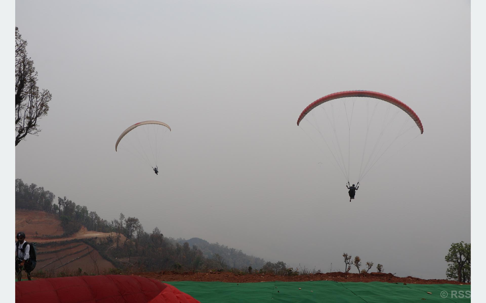 पर्यटकीय गतिविधि बढाउन चितवनमा प्याराग्लाइडिङ सुरु