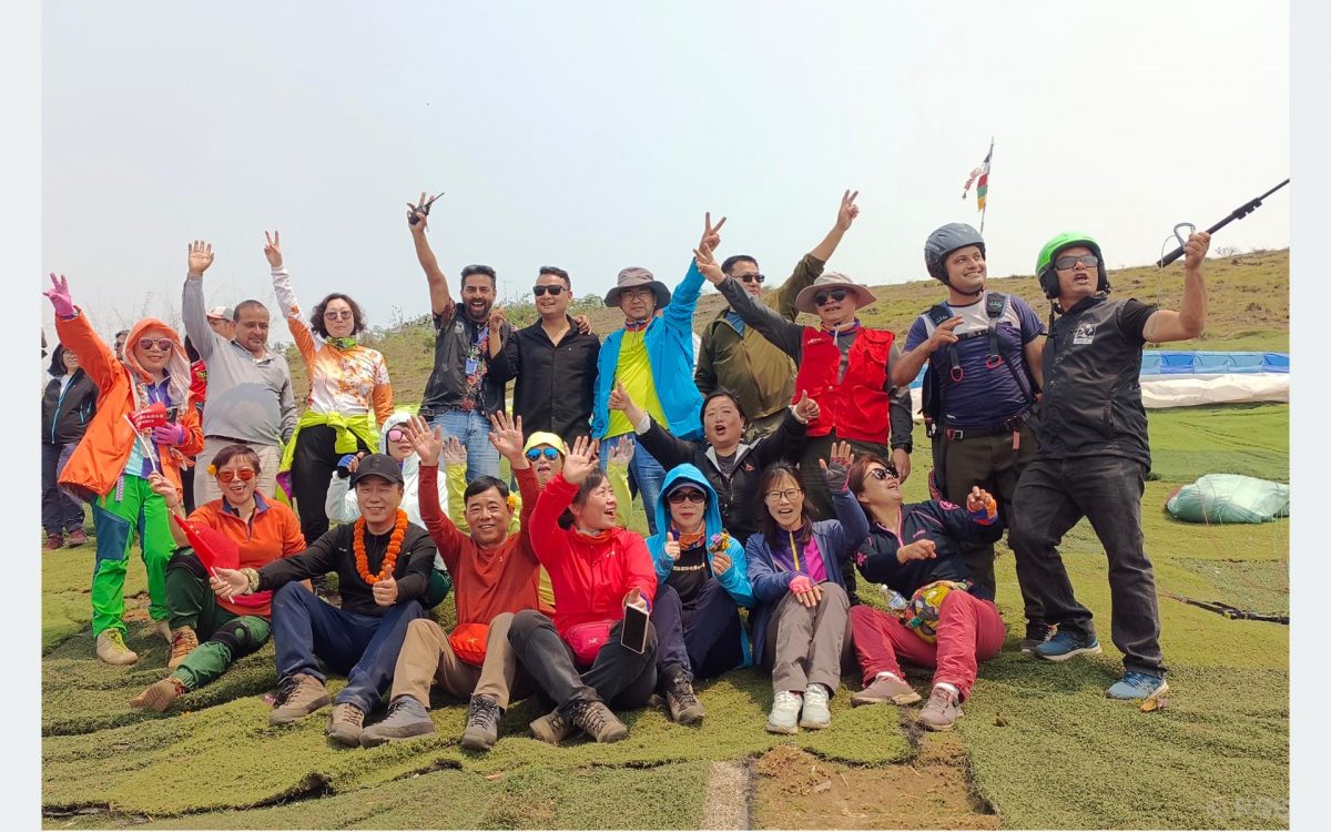 पोखरा मान्द्रेढुङ्गाबाट चिनियाँ पाहुना टोलीले गर्‍यो प्याराग्लाइडिङ