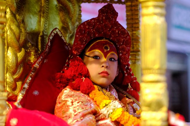 जीवित देवी ‘कुमारी’ शुक्रबार सेतो मच्छिन्द्रनाथ जात्रामा (फोटो फिचर)