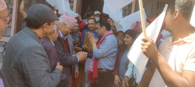 उपनिर्वाचन : र्‍यालीसहित मनोनयन दर्ता गर्न जाँदै सर्वेन्द्र खनाल (फोटो फिचर)