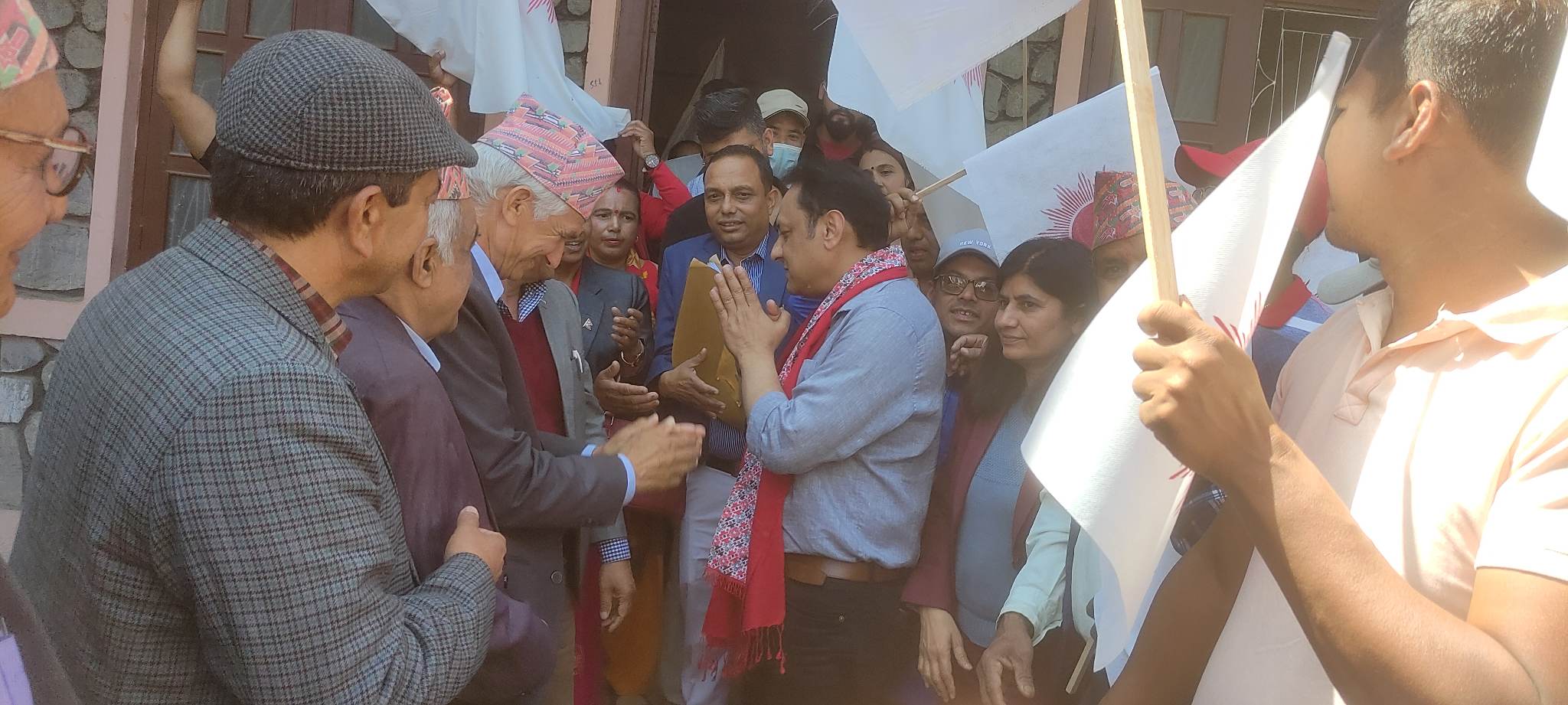 उपनिर्वाचन : र्‍यालीसहित मनोनयन दर्ता गर्न जाँदै सर्वेन्द्र खनाल (फोटो फिचर)