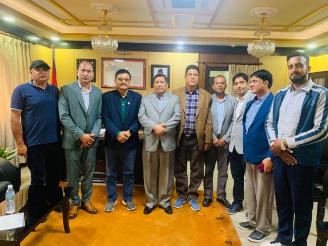 कुखुरा ब्यवसायीकाे गृहमन्त्रीसँग गुनासाे, ‘स्विटकर्न र फ्रेन्च फ्राई भन्दै भारतबाट मासु ल्याइयाे’