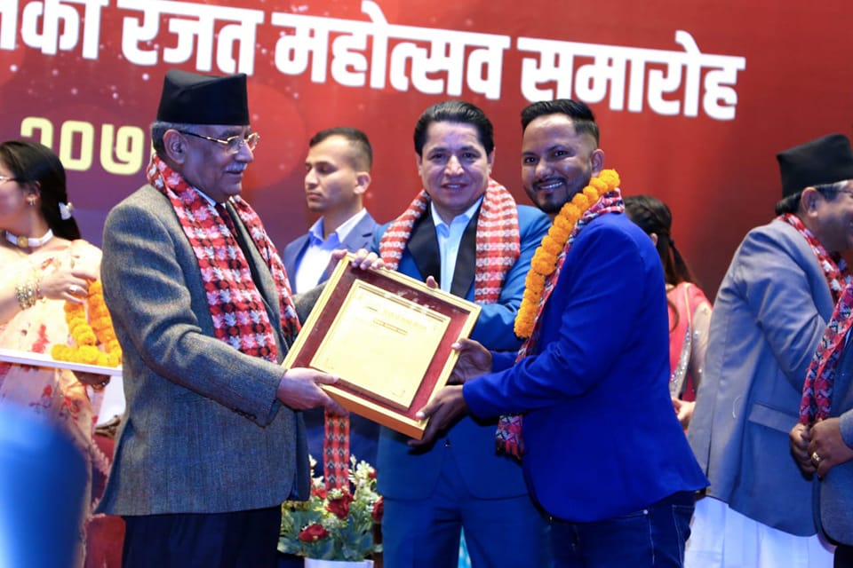 ‘उत्कृष्ट कृयाशिल युवा पत्रकारिता पुरस्कार २०७९’ बाट पत्रकार नवीन गिरी सम्मानित