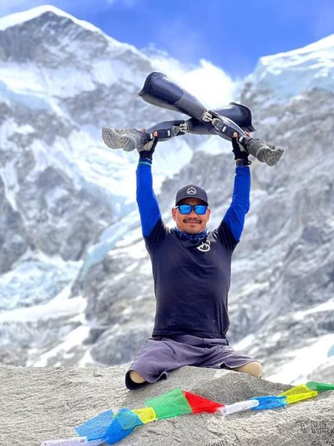 दुबै खुट्टा नभएका हरि बुढामगर सगरमाथा आरोहण गर्दै