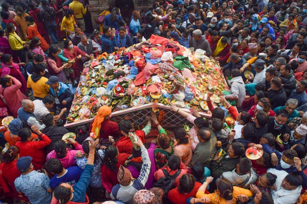 मातातीर्थमा दर्शनार्थीको घुइँचो (फोटो फिचर)