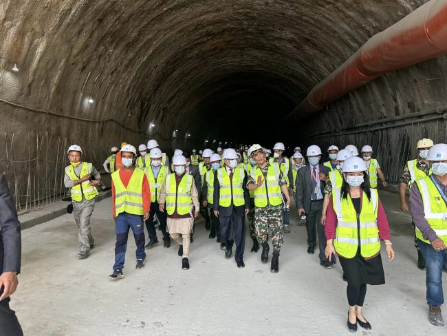 फास्ट ट्रयाककाे अनुगमन गर्न प्रधानमन्त्री प्रचण्ड निजगढमा