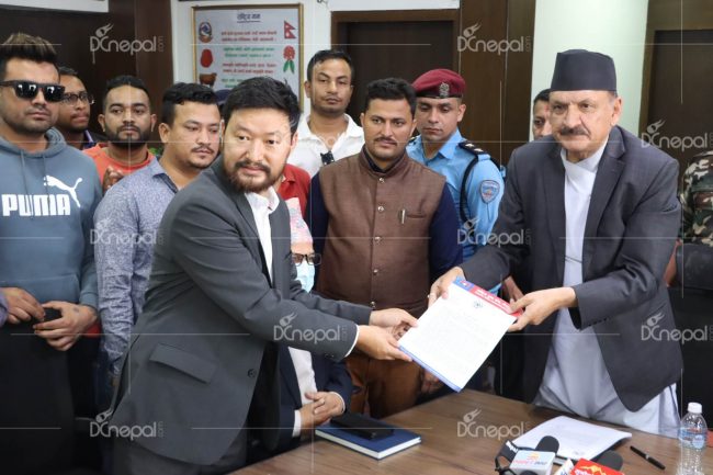 अयोग्य लडाकुलाई पैसा बाँड्ने तयारीको विरोधमा अर्थमन्त्रीलाई युवा संघको ज्ञापनपत्र