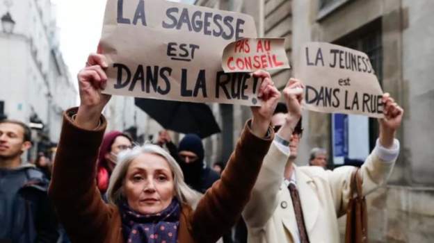 फ्रान्समा पेन्सनको उमेर बढाइयो, देशभर प्रदर्शन र आगजनी