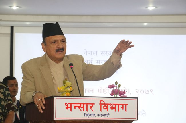भन्सार अधिकारीहरुलाई अर्थमन्त्रीको निर्देशन-नतिजा दिनेगरी काम गर्नु